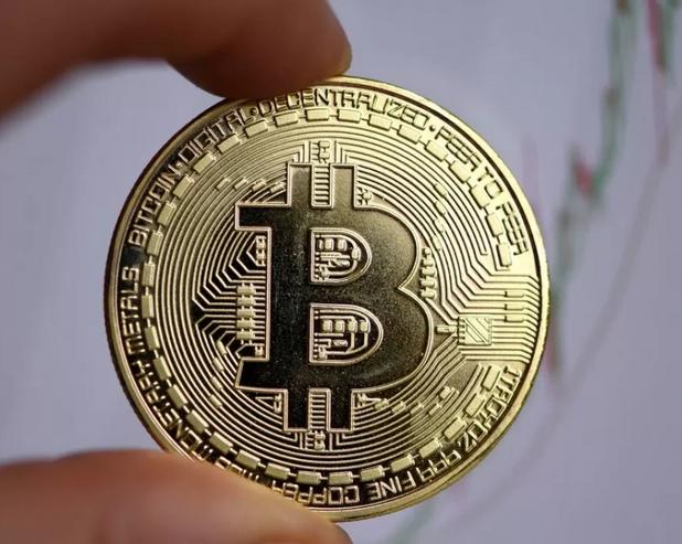 Биткоин падает, но аналитик уже мечтает о курсе 180 000 долларов